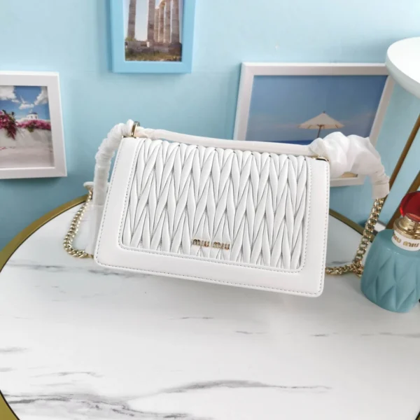 Miu Miu splicing shoulder strap Model: 5BH118B size: 20X13X5.5cm