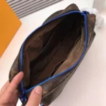 Louis Vuitton Crossbody Messenger Bag Model: M43843 Size: 25x18x5cm