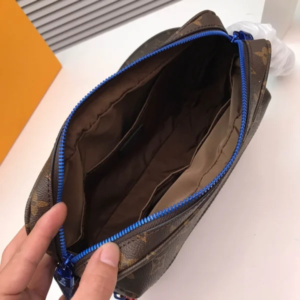 Louis Vuitton Crossbody Messenger Bag Model: M43843 Size: 25x18x5cm