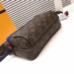Louis Vuitton Crossbody Messenger Bag Model: M43843 Size: 25x18x5cm