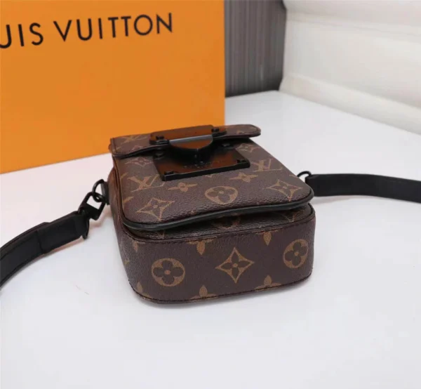 Louis Vuitton Model No. 69405 Size: 15x17x8 cm