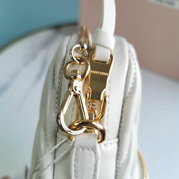 Matelasse metal chain shoulder strap with zipper pocket size: 17 2.5 9 Length: 115cm