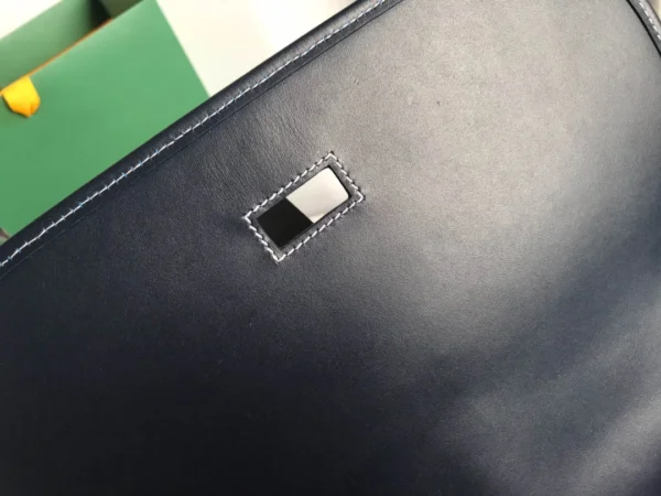 Belvdre Single Strip Messenger Bag Ref: GY020183 Size: Large 28Cm