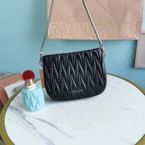 Miu Miu handheld underarm bag Size：20X15X4.5cm