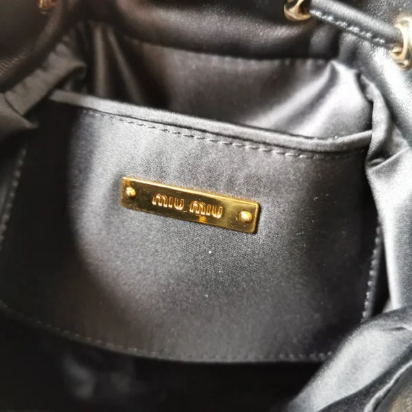 Matelasse metal chain shoulder strap with zipper pocket size: 17 2.5 9 Length: 115cm