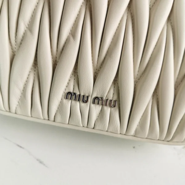 Miu Miu Casual Lambskin Size：20X15X4.5cm