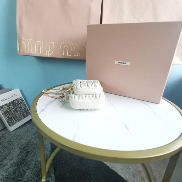 Matelasse metal chain shoulder strap with zipper pocket size: 17 2.5 9 Length: 115cm