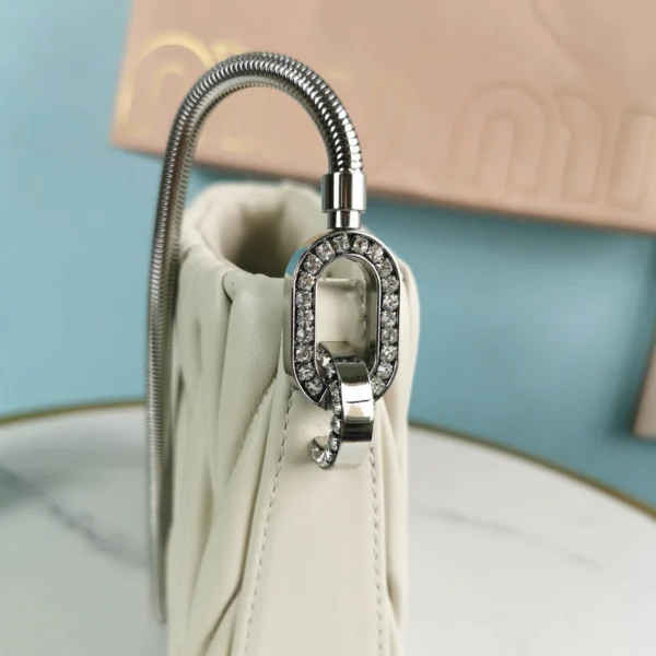 Miu Miu Casual Lambskin Size：20X15X4.5cm