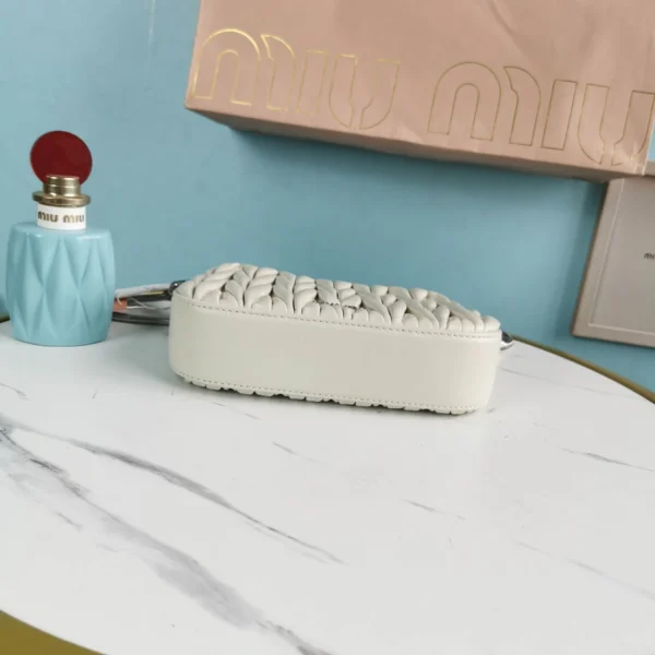Miu Miu Casual Lambskin Size：20X15X4.5cm