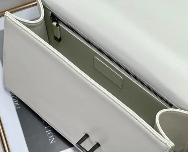 30 Montaigne Chain Clutch Size: 25.5cm