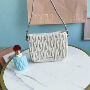 Miu Miu Casual Lambskin Size：20X15X4.5cm