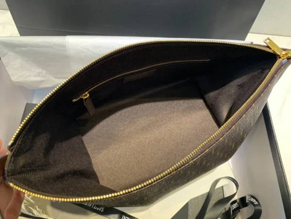 Dumpling bag Model: 667490 Size: 36x14.5x15.5cm