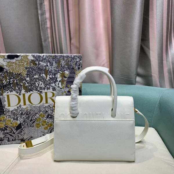 30 Montaigne Collection Ref. 9321 Size: 25x19x12 cm