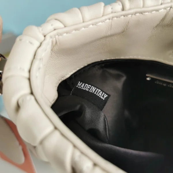 Miu Miu Casual Lambskin Size：20X15X4.5cm