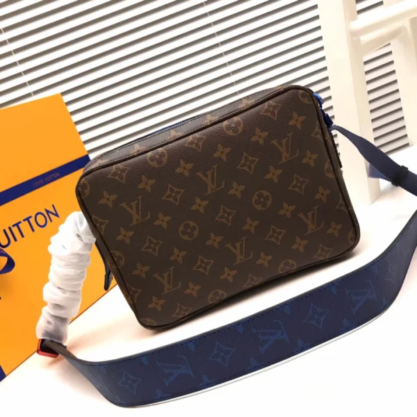 Louis Vuitton Crossbody Messenger Bag Model: M43843 Size: 25x18x5cm