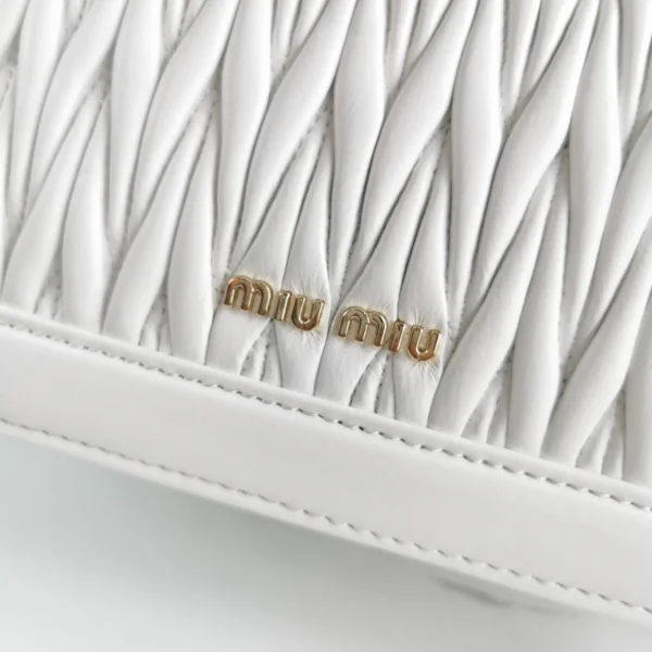 Miu Miu splicing shoulder strap Model: 5BH118B size: 20X13X5.5cm