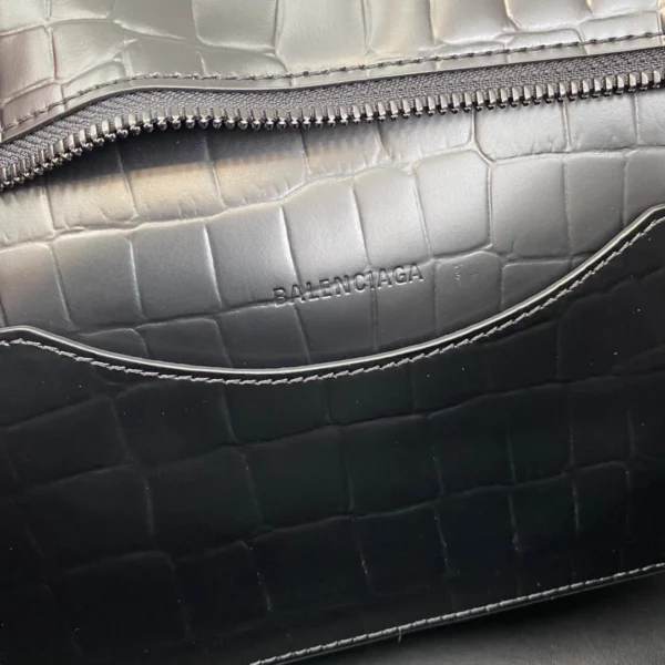 Balenciag* Neo Classic Biker Bag Size: 1991 Medium: 25*33*13*20cm