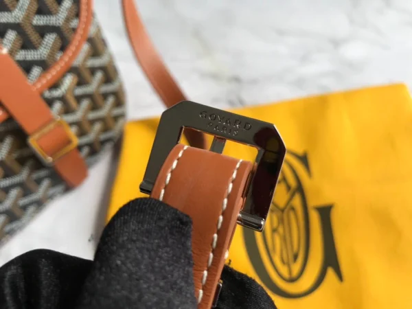 Belvdre double strip messenger bag Model: GY020098 Size: 22*17*9.5Cm