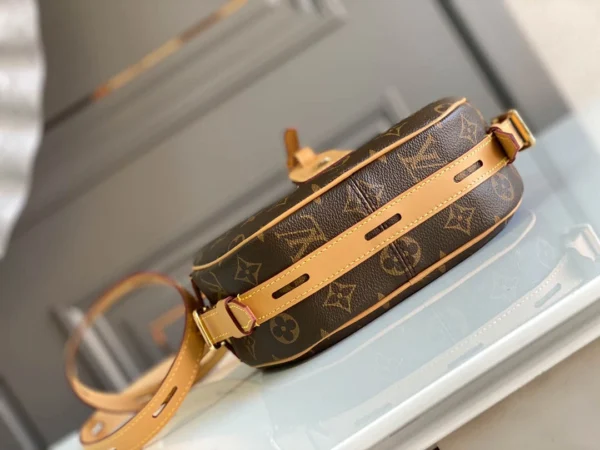 Autumn/Winter Collection size: 20 x 22.5 x 8 cm