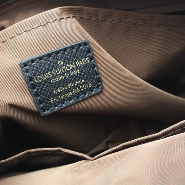 Louis Vuitton Crossbody Messenger Bag Model: M43843 Size: 25x18x5cm