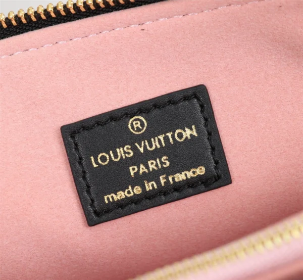 Louis Vuitton Model: 57790 Size: 26x20x12cm