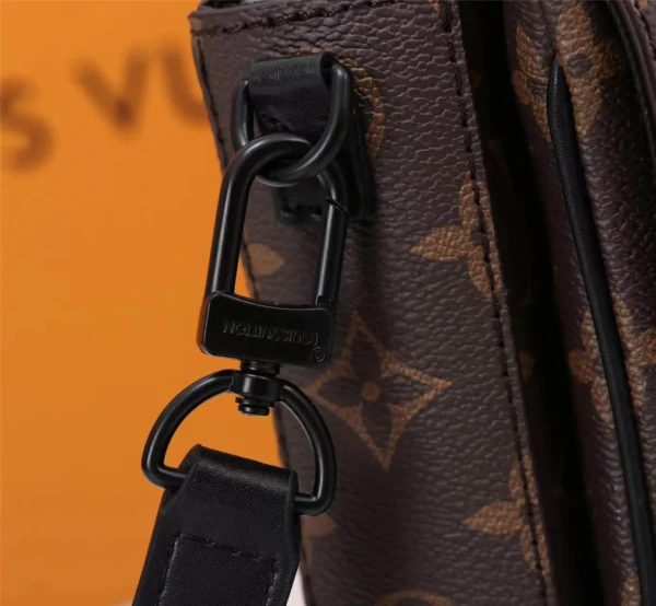 Louis Vuitton Model No. 69405 Size: 15x17x8 cm