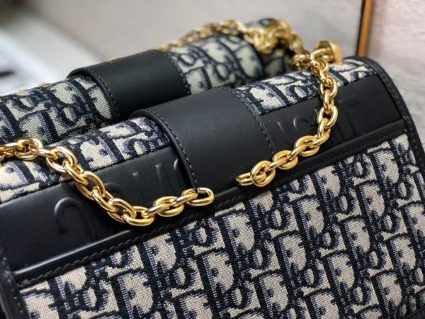 30 Montaigne Chain Crossbody Bag Size: 25.5cm