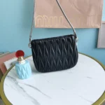 Miu Miu handheld underarm bag Size：20X15X4.5cm