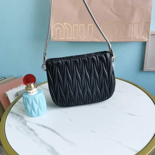 Miu Miu handheld underarm bag Size：20X15X4.5cm