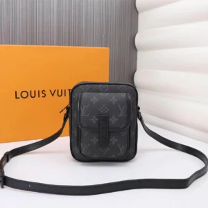 Louis Vuitton Model: 69404 Size: 15x17x8cm