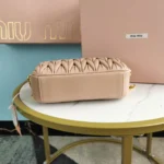 Miu Miu splicing shoulder strap Model: 5BH118B size: 20X13X5.5cm