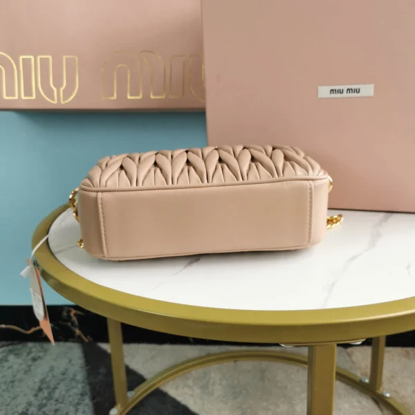 Miu Miu splicing shoulder strap Model: 5BH118B size: 20X13X5.5cm