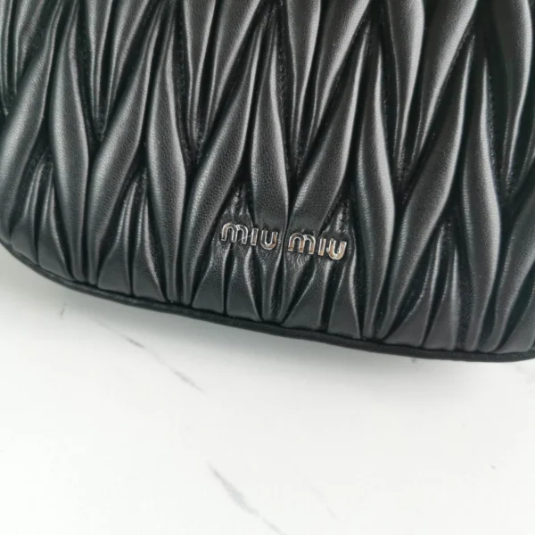 Miu Miu handheld underarm bag Size：20X15X4.5cm