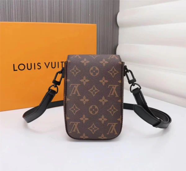 Louis Vuitton Model No. 69405 Size: 15x17x8 cm