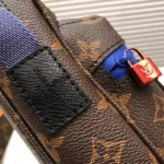 Louis Vuitton Crossbody Messenger Bag Model: M43843 Size: 25x18x5cm