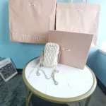 Matelasse metal chain shoulder strap with zipper pocket size: 17 2.5 9 Length: 115cm