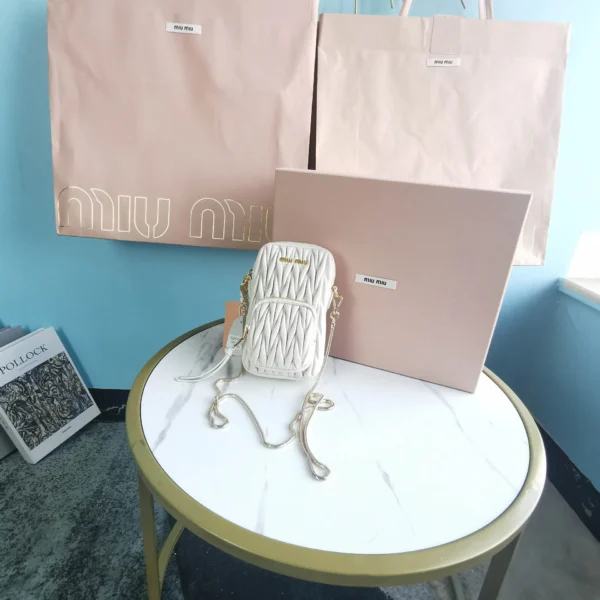 Matelasse metal chain shoulder strap with zipper pocket size: 17 2.5 9 Length: 115cm