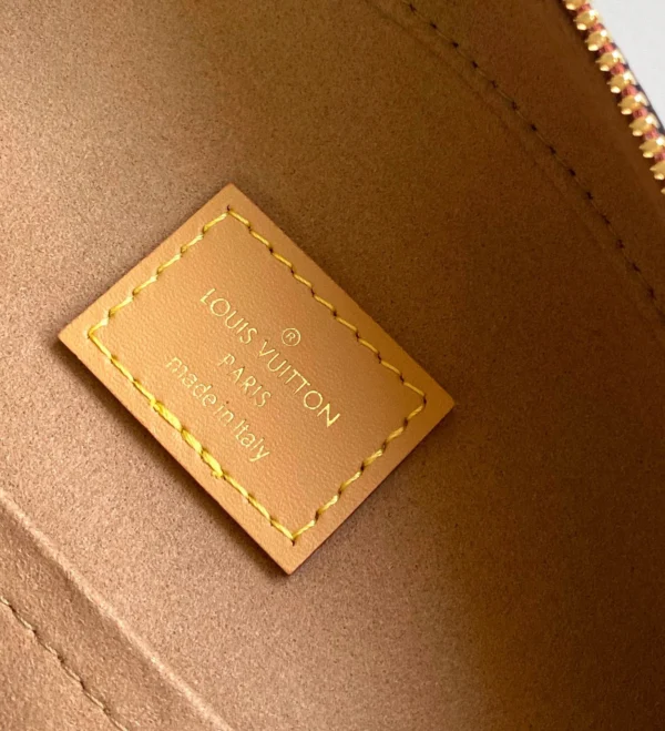 Autumn/Winter Collection size: 20 x 22.5 x 8 cm