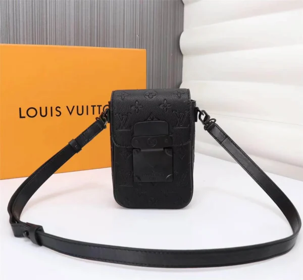 Louis Vuitton Model: 69405 Size: 15x17x8 cm