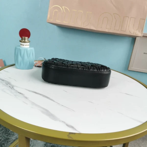 Miu Miu handheld underarm bag Size：20X15X4.5cm