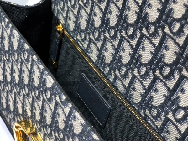 30 Montaigne Chain Crossbody Bag Size: 25.5cm