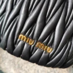 Matelasse metal chain shoulder strap with zipper pocket size: 17 2.5 9 Length: 115cm