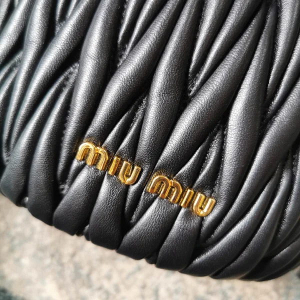 Matelasse metal chain shoulder strap with zipper pocket size: 17 2.5 9 Length: 115cm