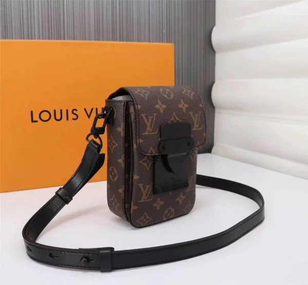 Louis Vuitton Model No. 69405 Size: 15x17x8 cm