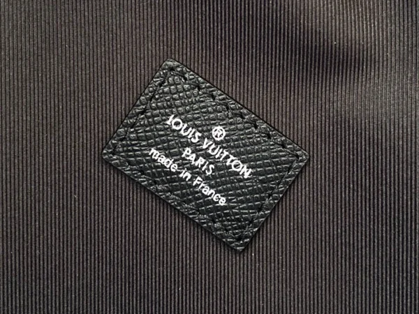 Louis Vuitton Model: M33450 Size: 37.0 x 40.0 x 20.0 cm