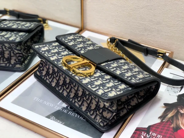 30 Montaigne Chain Crossbody Bag Size: 25.5cm