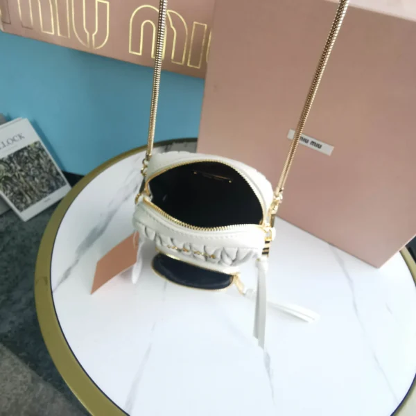 Matelasse metal chain shoulder strap with zipper pocket size: 17 2.5 9 Length: 115cm