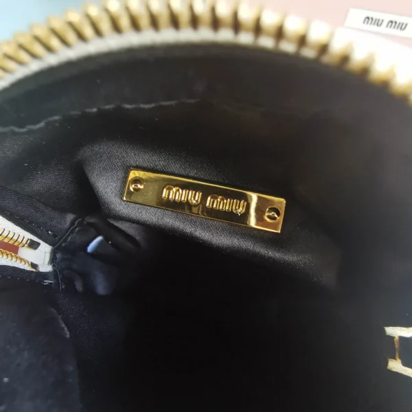 Matelasse metal chain shoulder strap with zipper pocket size: 17 2.5 9 Length: 115cm