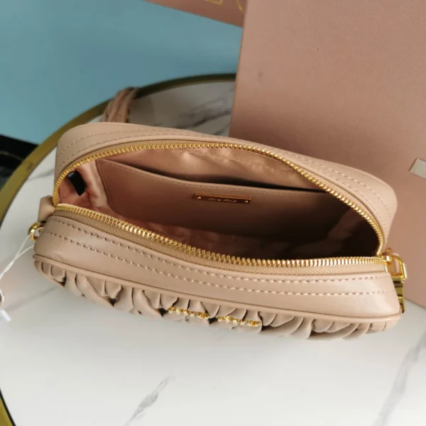 Miu Miu splicing shoulder strap Model: 5BH118B size: 20X13X5.5cm