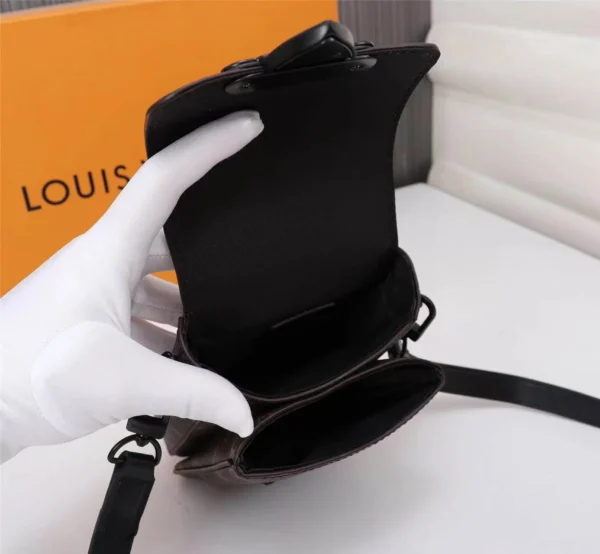 Louis Vuitton Model No. 69405 Size: 15x17x8 cm